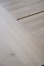 Carradale Matbord Vitpigmenterad Ek/Svarta V - ben 170 | Rowico Home | 7340126556245 | 120880 | Maessing Interiör