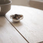 Carradale Matbord Vitpigmenterad Ek/Svarta V - ben Ø130 | Rowico Home | 7340126559895 | 121215 | Maessing Interiör