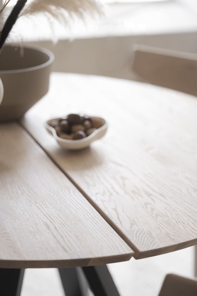 Carradale Matbord Vitpigmenterad Ek/Svarta V - ben Ø130 | Rowico Home | 7340126559895 | 121215 | Maessing Interiör