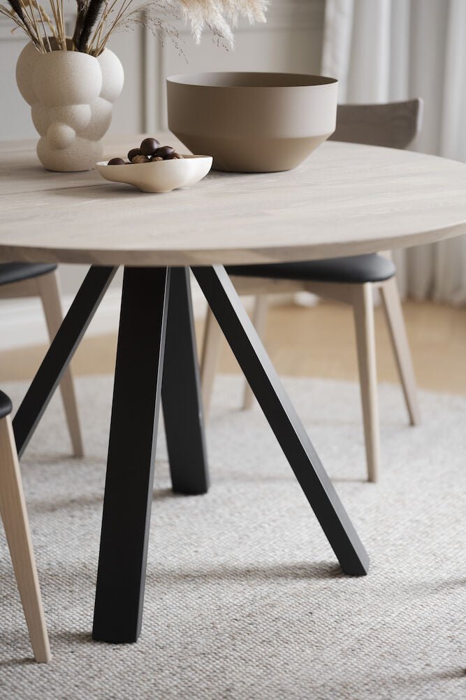 Carradale Matbord Vitpigmenterad Ek/Svarta V - ben Ø130 | Rowico Home | 7340126559895 | 121215 | Maessing Interiör