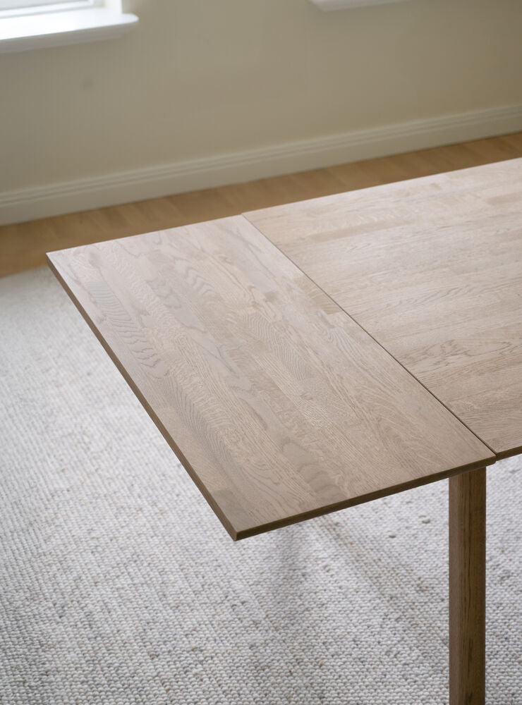 Clapperton Matbord Sandfärgad Ek 220 | Rowico Home | 7340233304029 | 128180 | Maessing Interiör