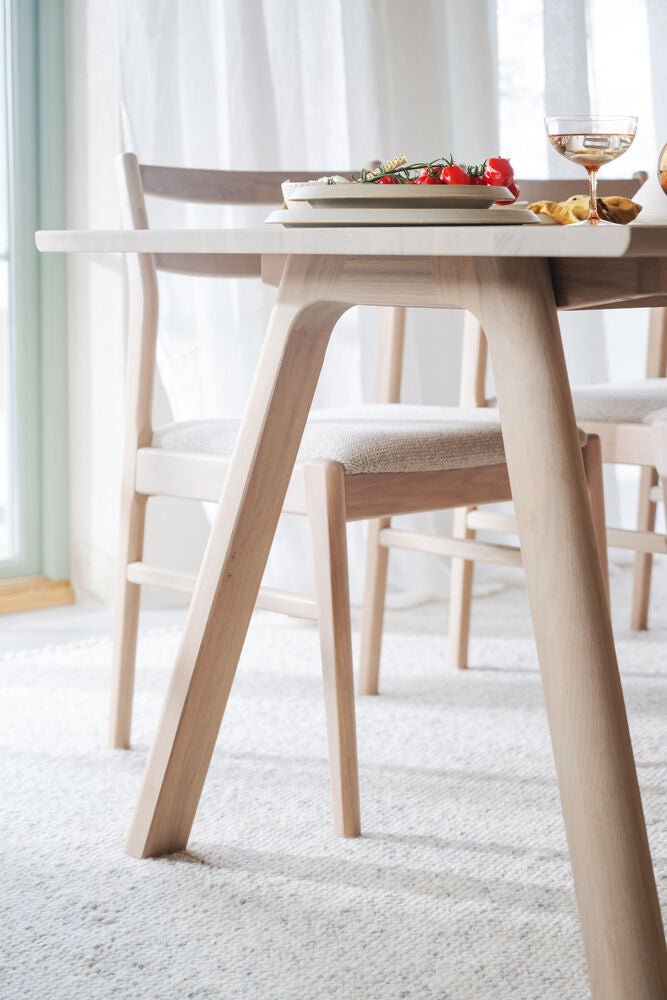 Clapperton Matbord Vitpigmenterad Ek 220 | Rowico Home | 7340233303961 | 128160 | Maessing Interiör