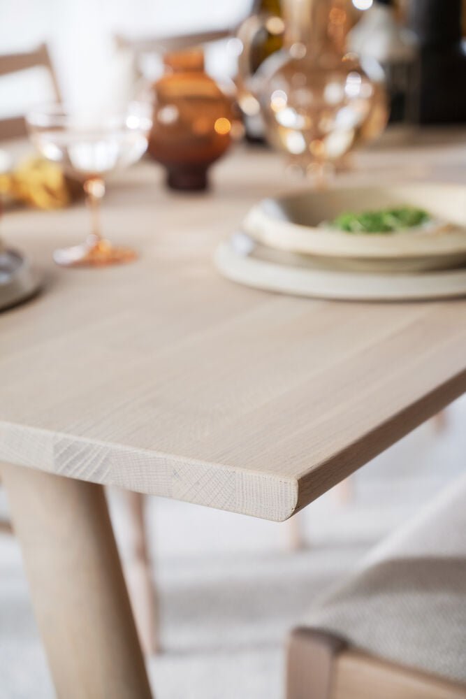 Clapperton Matbord Vitpigmenterad Ek 220 | Rowico Home | 7340233303961 | 128160 | Maessing Interiör