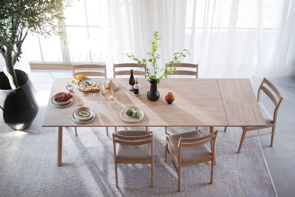 Clapperton Matbord Vitpigmenterad Ek 220 | Rowico Home | 7340233303961 | 128160 | Maessing Interiör