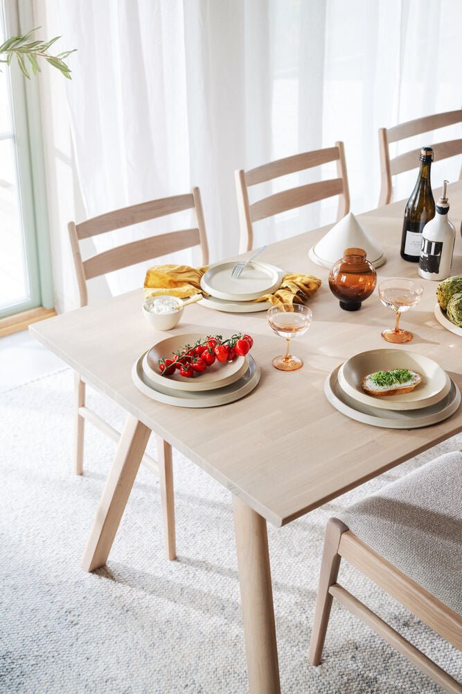 Clapperton Matbord Vitpigmenterad Ek 220 | Rowico Home | 7340233303961 | 128160 | Maessing Interiör
