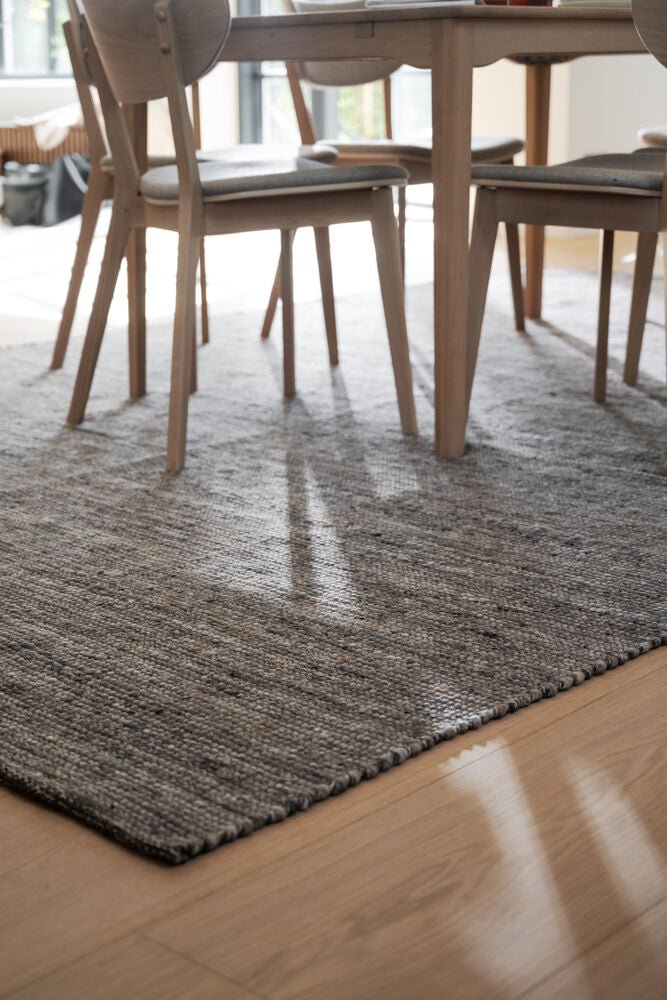 Donegal Matta Mörkgrå Ull | Rowico Home | 7340126585054 | 123236 | Maessing Interiör