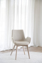 Drimsdale Karmstol Beige/Vitpigmenterad Ek | Rowico Home | 7340126554975 | 120805 | Maessing Interiör