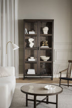 Everett Vitrinskåp Brun Ek/Svart | Rowico Home | 7340126559871 | 118794 | Maessing Interiör
