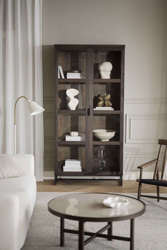 Everett Vitrinskåp Brun Ek/Svart | Rowico Home | 7340126559871 | 118794 | Maessing Interiör