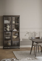 Everett Vitrinskåp Brun Ek/Svart | Rowico Home | 7340126559871 | 118794 | Maessing Interiör