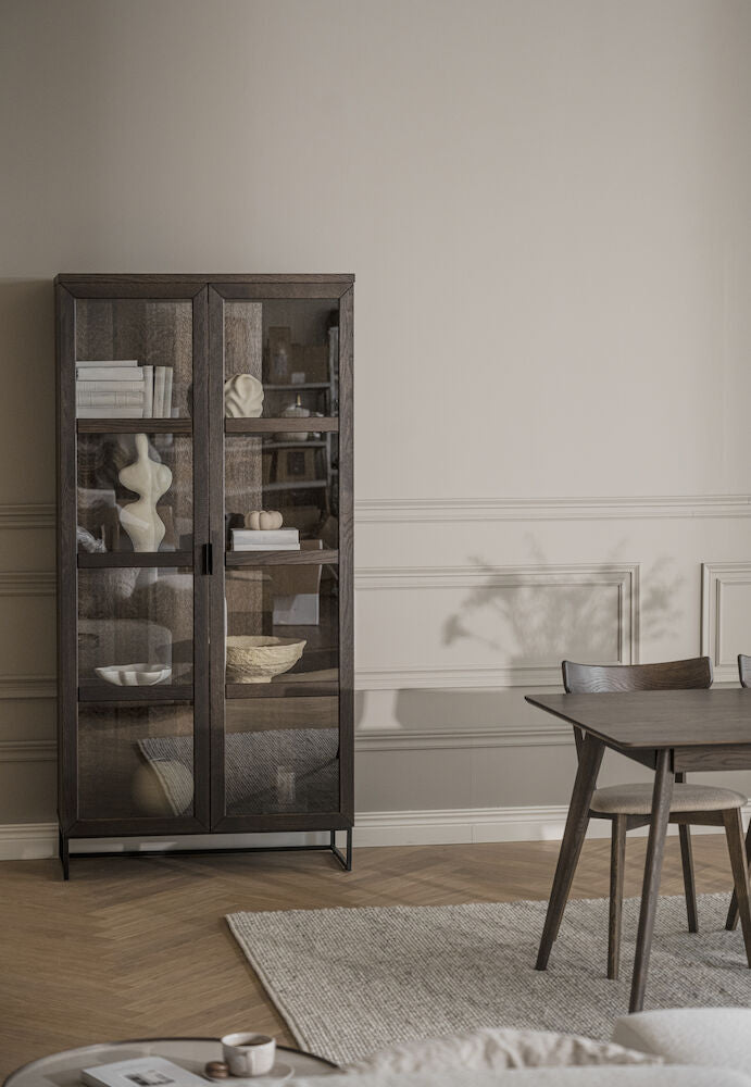 Everett Vitrinskåp Brun Ek/Svart | Rowico Home | 7340126559871 | 118794 | Maessing Interiör