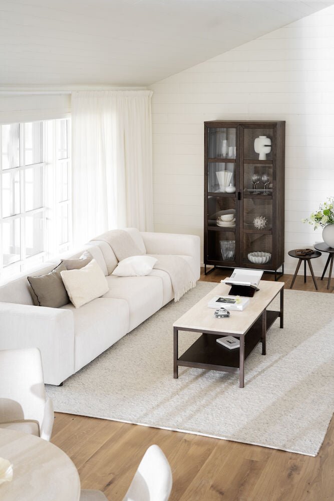 Everett Vitrinskåp Brun Ek/Svart | Rowico Home | 7340126559871 | 118794 | Maessing Interiör