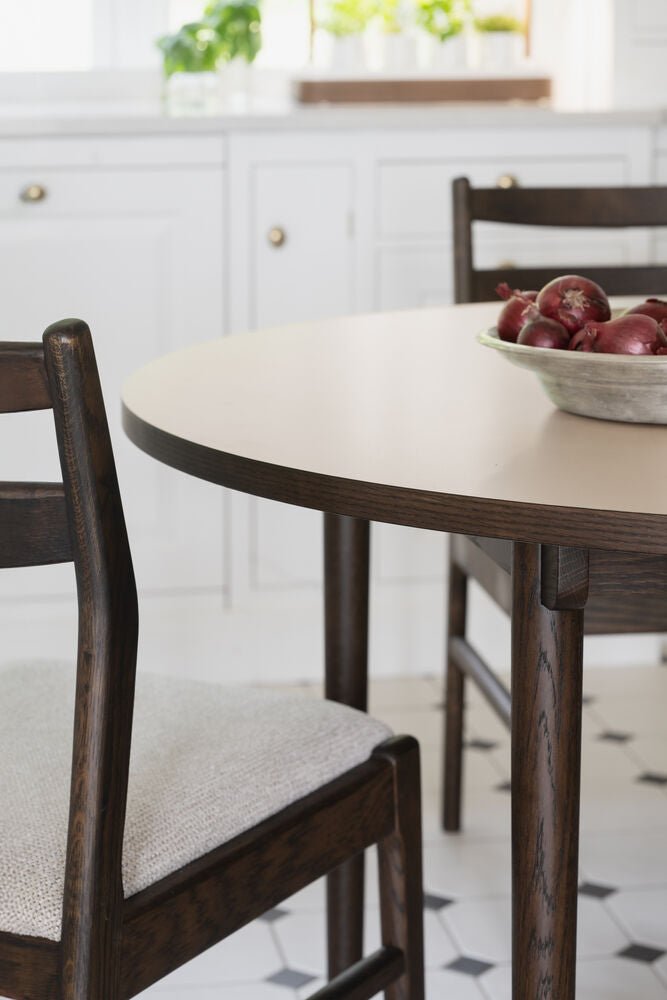 Fairmount Matbord Beige/Brun Ek Ø120 | Rowico Home | 7340233303817 | 123187 | Maessing Interiör
