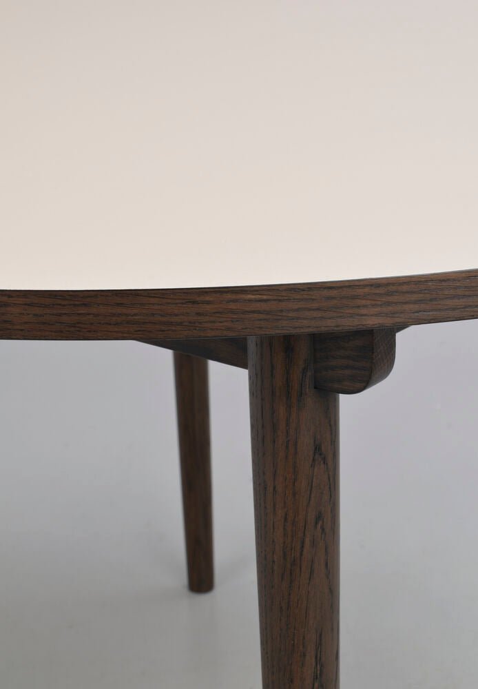 Fairmount Matbord Beige/Brun Ek Ø120 | Rowico Home | 7340233303817 | 123187 | Maessing Interiör