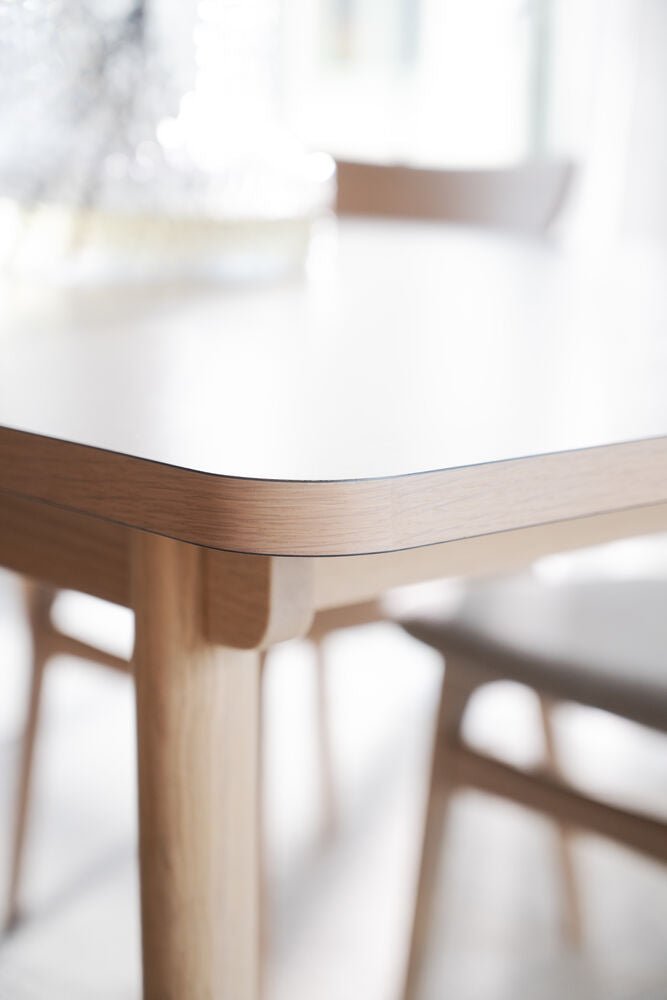 Fairmount Matbord Beige/Vitpigmenterad Ek 220 | Rowico Home | 7340233303794 | 123185 | Maessing Interiör