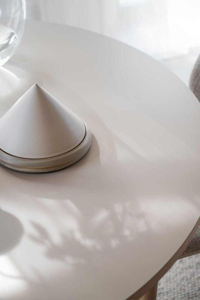 Fairmount Matbord Beige/Vitpigmenterad Ek Ø120 | Rowico Home | 7340233303787 | 123184 | Maessing Interiör