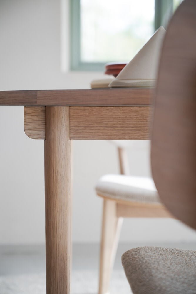 Fairmount Matbord Beige/Vitpigmenterad Ek Ø120 | Rowico Home | 7340233303787 | 123184 | Maessing Interiör