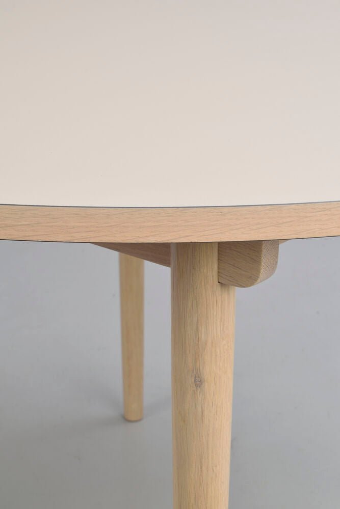 Fairmount Matbord Beige/Vitpigmenterad Ek Ø120 | Rowico Home | 7340233303787 | 123184 | Maessing Interiör