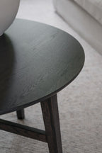 Filippa Soffbord Mörkbrun Ek Ø90 | Rowico Home | 7340233305767 | 113713 | Maessing Interiör