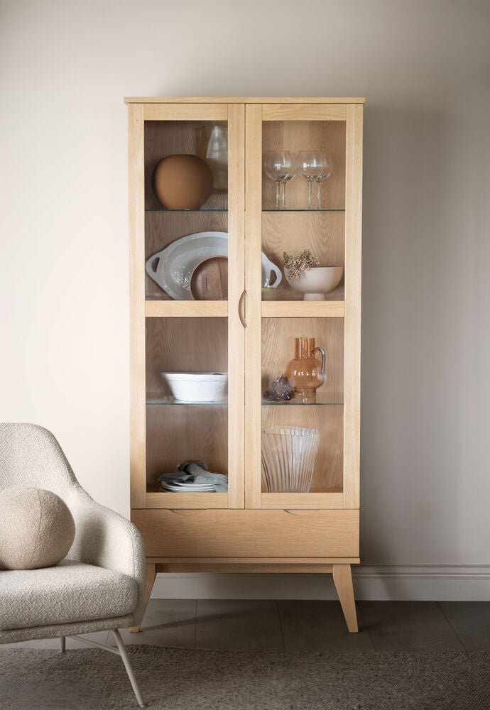 Filippa Vitrinskåp Ek | Rowico Home | 7340126565605 | 118053 | Maessing Interiör