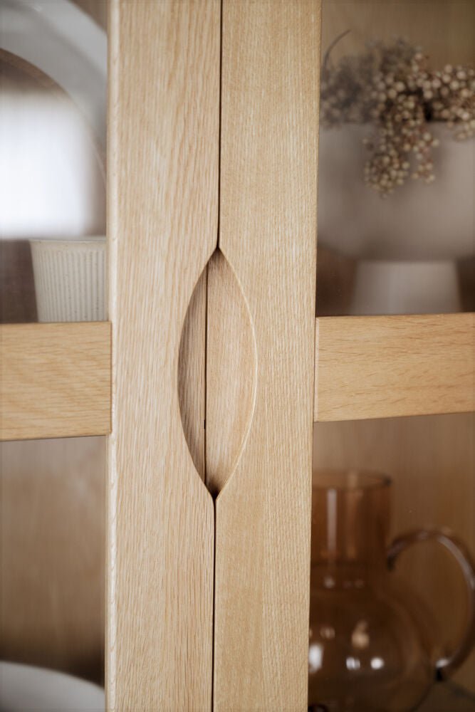 Filippa Vitrinskåp Ek | Rowico Home | 7340126565605 | 118053 | Maessing Interiör