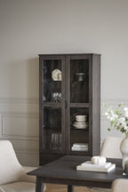 Filippa Vitrinskåp Mörkbrun Ek | Rowico Home | 7340126559802 | 117943 | Maessing Interiör