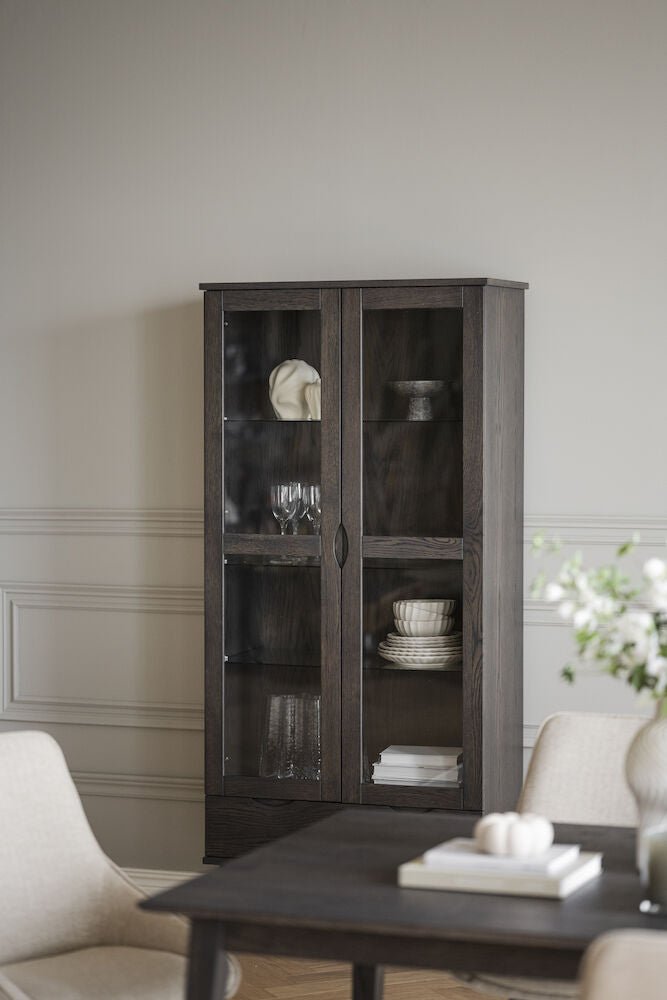Filippa Vitrinskåp Mörkbrun Ek | Rowico Home | 7340126559802 | 117943 | Maessing Interiör