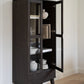 Filippa Vitrinskåp Mörkbrun Ek | Rowico Home | 7340126559802 | 117943 | Maessing Interiör