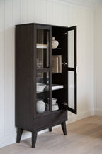 Filippa Vitrinskåp Mörkbrun Ek | Rowico Home | 7340126559802 | 117943 | Maessing Interiör