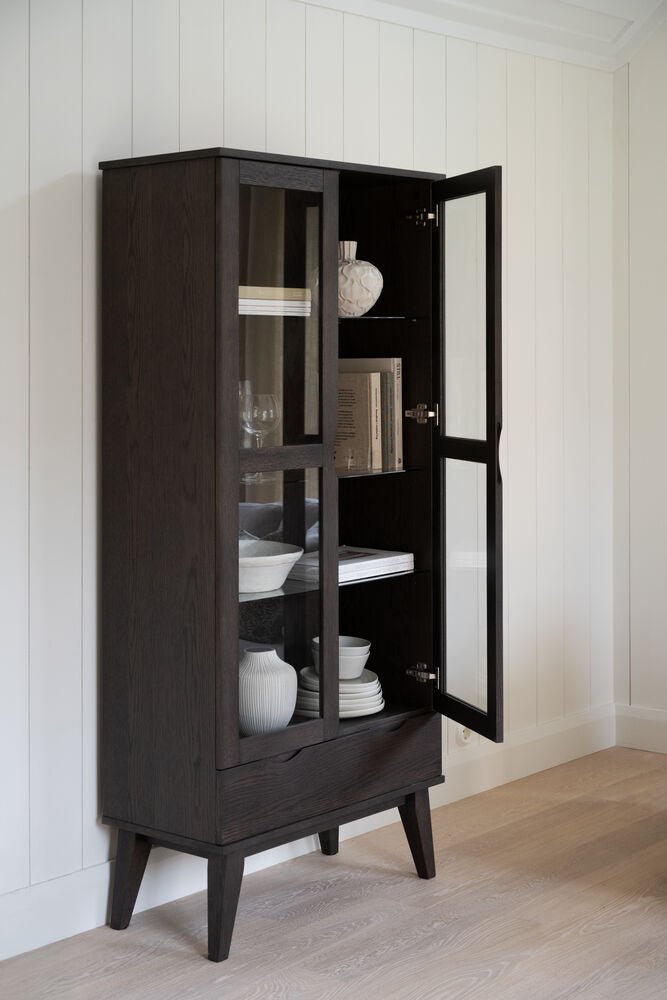 Filippa Vitrinskåp Mörkbrun Ek | Rowico Home | 7340126559802 | 117943 | Maessing Interiör