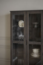Filippa Vitrinskåp Mörkbrun Ek | Rowico Home | 7340126559802 | 117943 | Maessing Interiör
