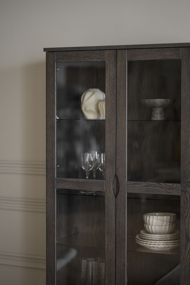 Filippa Vitrinskåp Mörkbrun Ek | Rowico Home | 7340126559802 | 117943 | Maessing Interiör