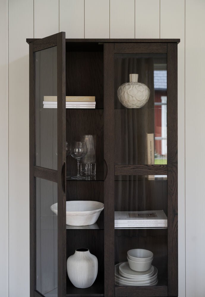 Filippa Vitrinskåp Mörkbrun Ek | Rowico Home | 7340126559802 | 117943 | Maessing Interiör