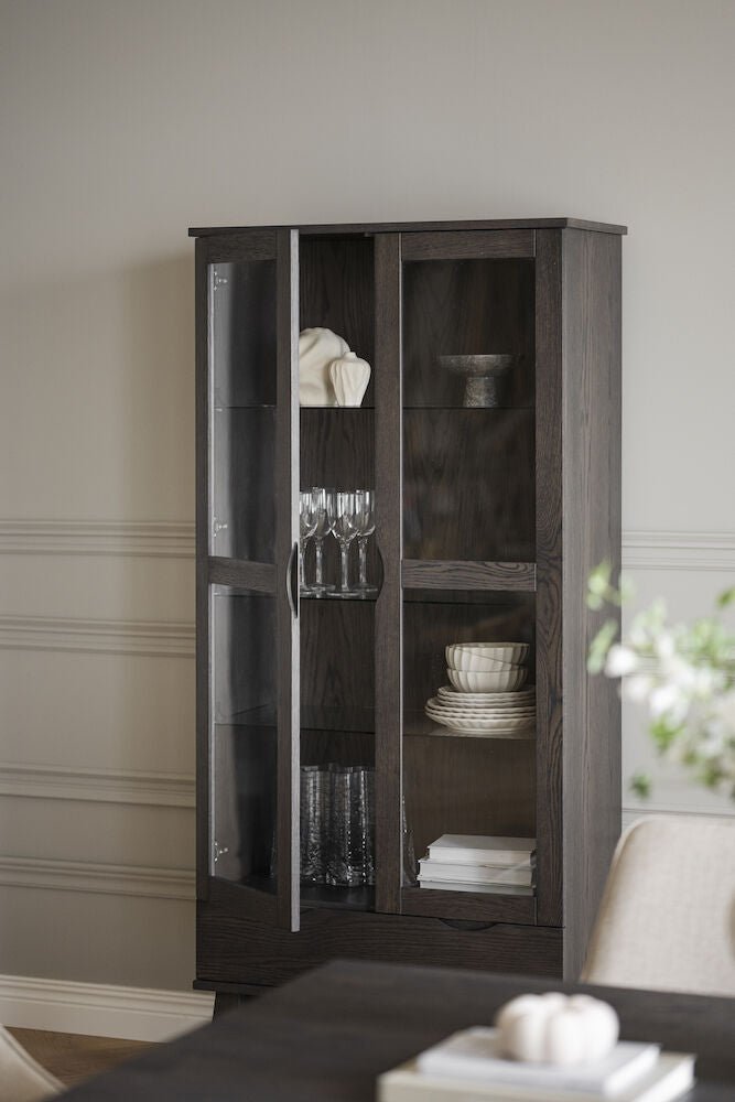 Filippa Vitrinskåp Mörkbrun Ek | Rowico Home | 7340126559802 | 117943 | Maessing Interiör