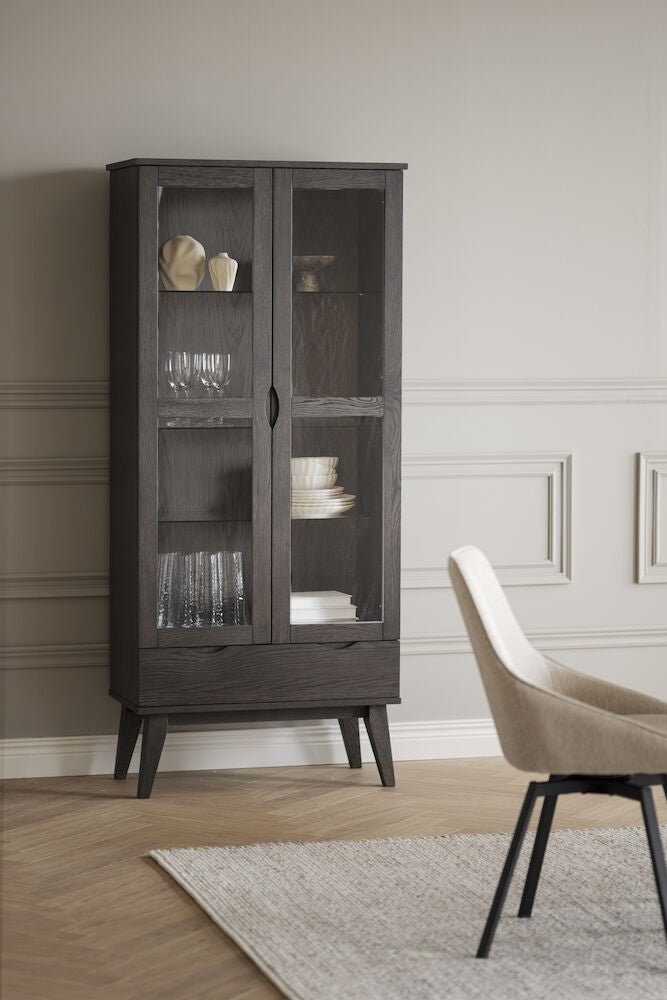 Filippa Vitrinskåp Mörkbrun Ek | Rowico Home | 7340126559802 | 117943 | Maessing Interiör