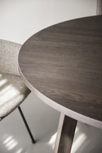 Glenside Matbord Brun Ek Ø130 | Rowico Home | 7340126559574 | 121144 | Maessing Interiör