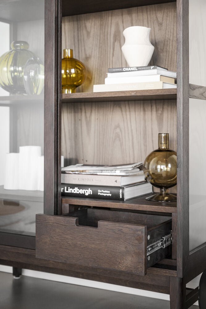 Hazelton Vitrinskåp Brun Ek | Rowico Home | 7340126559628 | 121156 | Maessing Interiör