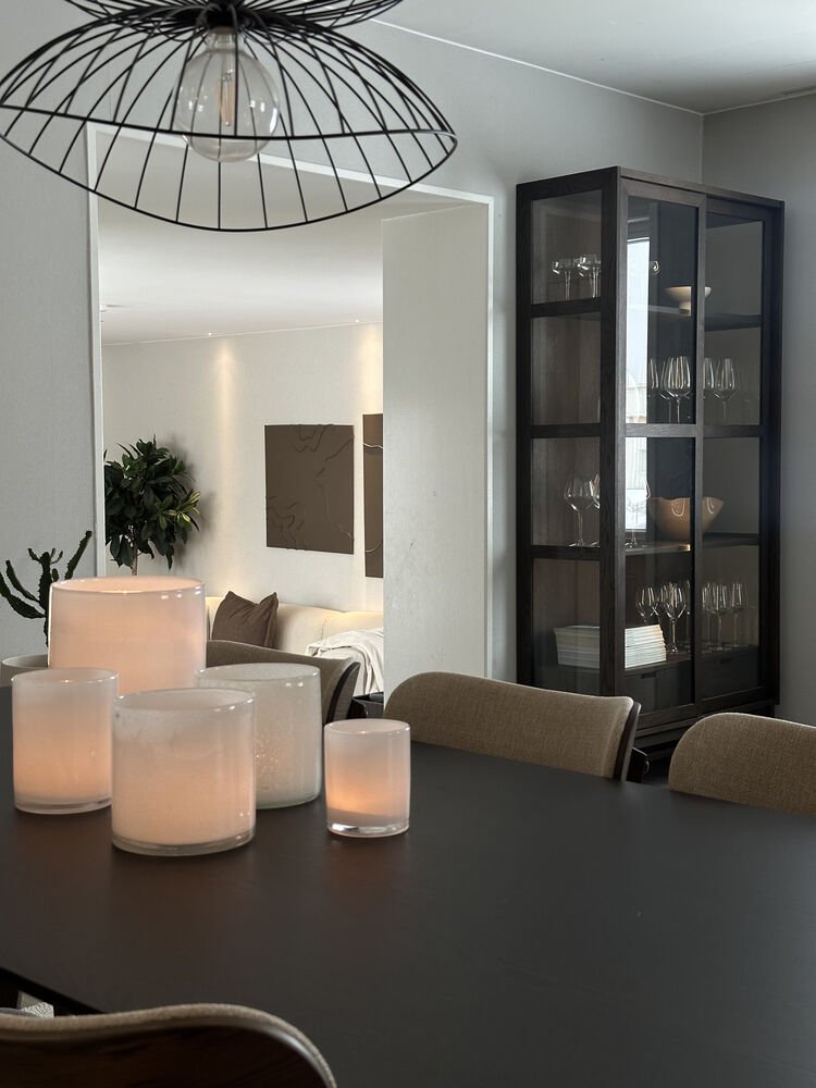 Hazelton Vitrinskåp Brun Ek | Rowico Home | 7340126559628 | 121156 | Maessing Interiör
