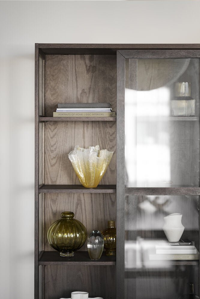 Hazelton Vitrinskåp Brun Ek | Rowico Home | 7340126559628 | 121156 | Maessing Interiör