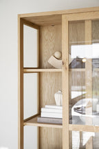 Hazelton Vitrinskåp Ek | Rowico Home | 7340126559604 | 121152 | Maessing Interiör