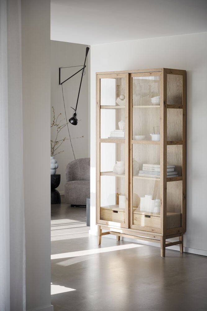 Hazelton Vitrinskåp Ek | Rowico Home | 7340126559604 | 121152 | Maessing Interiör