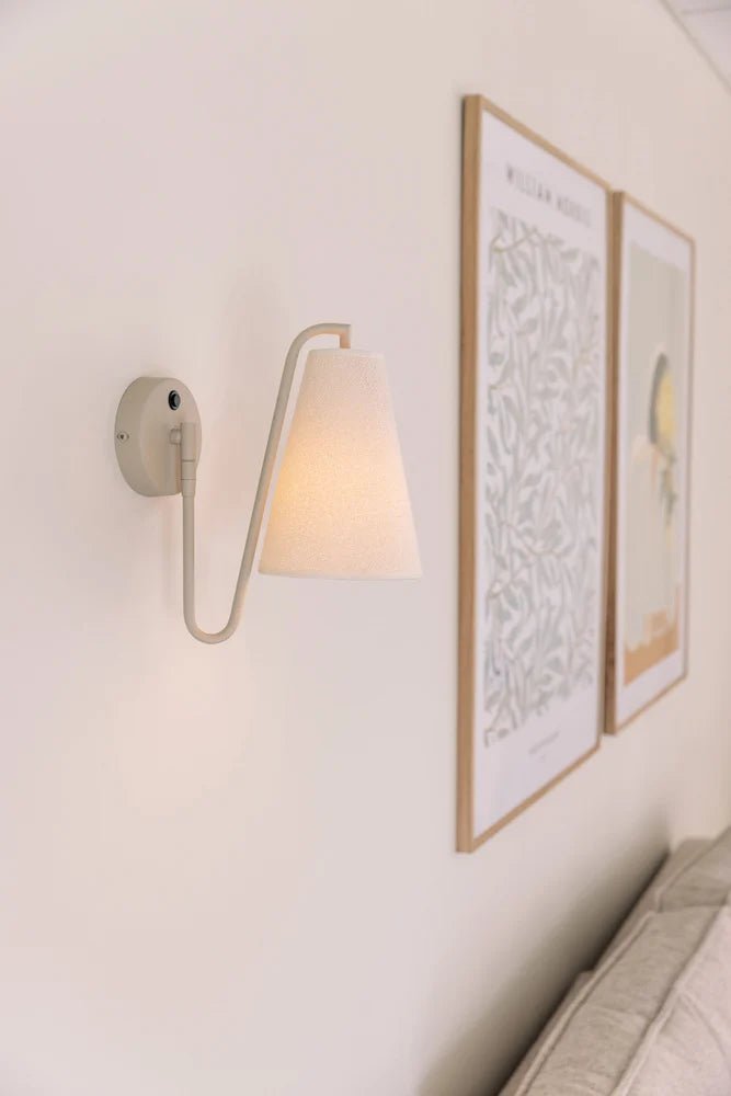 Lou Bouclé Vägglampa Vit/Beige | Globen Lighting | 7319437335023 | 733502 | Maessing Interiör