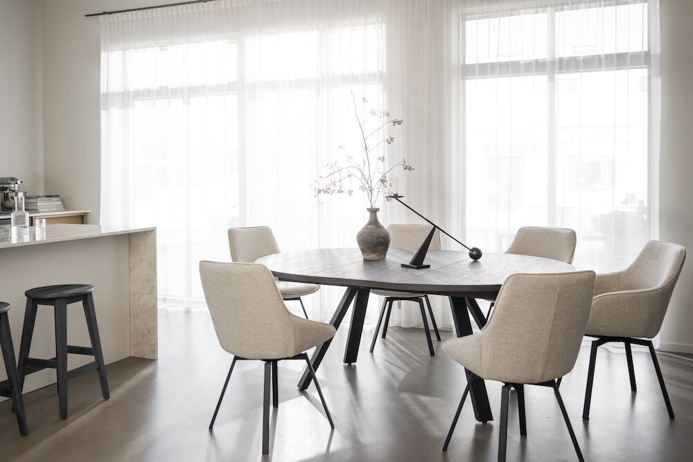 Maddock Matbord Brun Ek/Svart Ø135 | Rowico Home | 7340126559475 | 121127 | Maessing Interiör