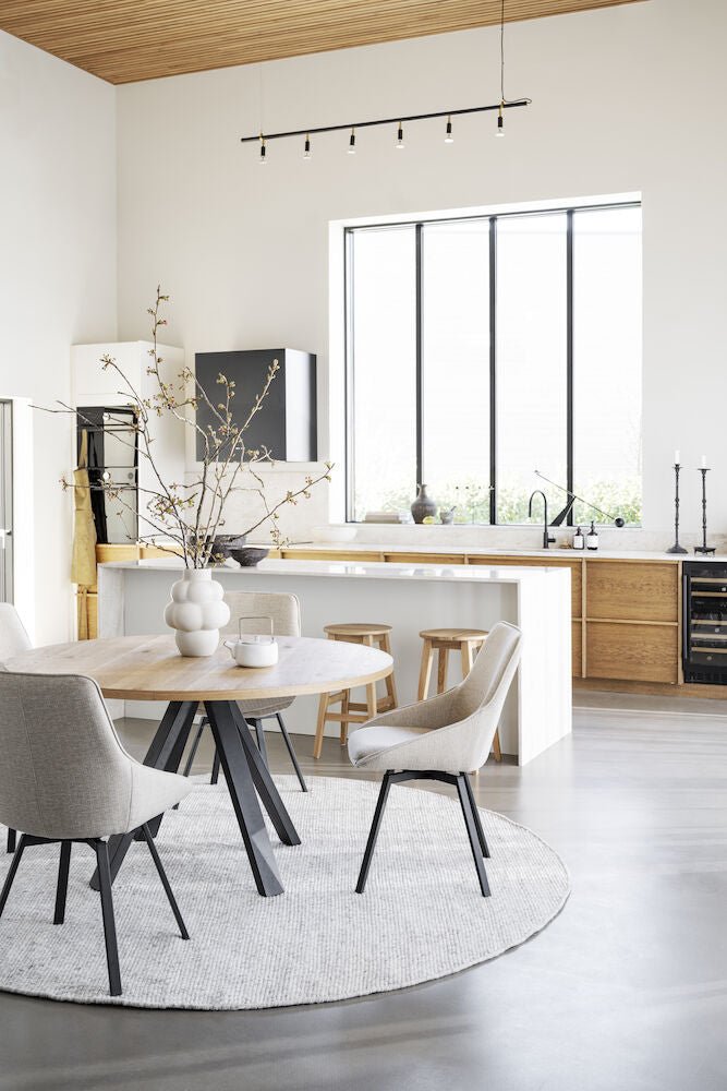 Maddock Matbord Ek/Svart Ø135 | Rowico Home | 7340126559468 | 121126 | Maessing Interiör