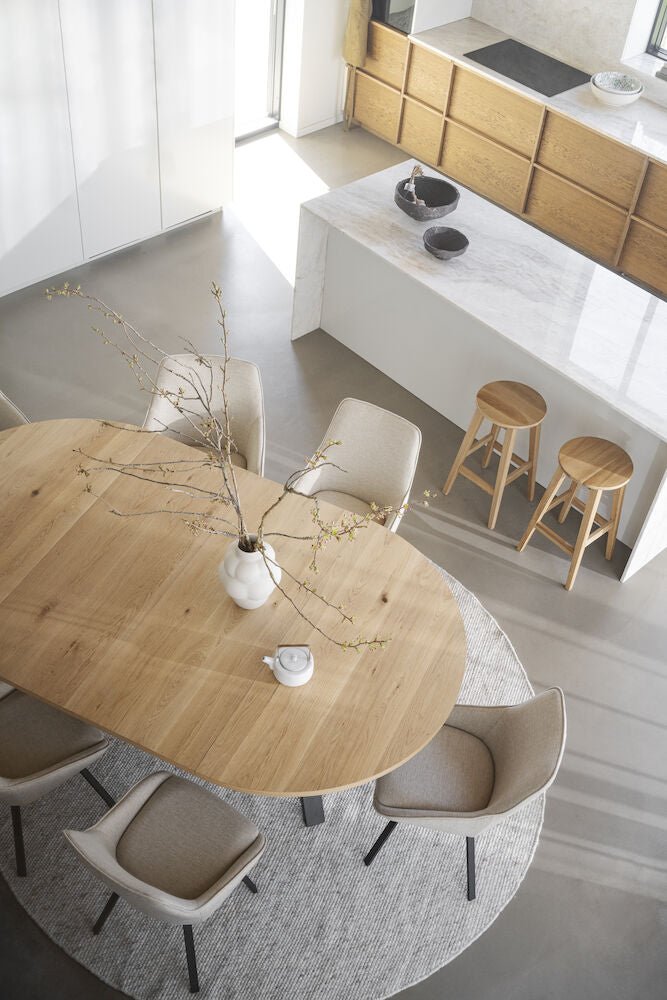 Maddock Matbord Ek/Svart Ø135 | Rowico Home | 7340126559468 | 121126 | Maessing Interiör