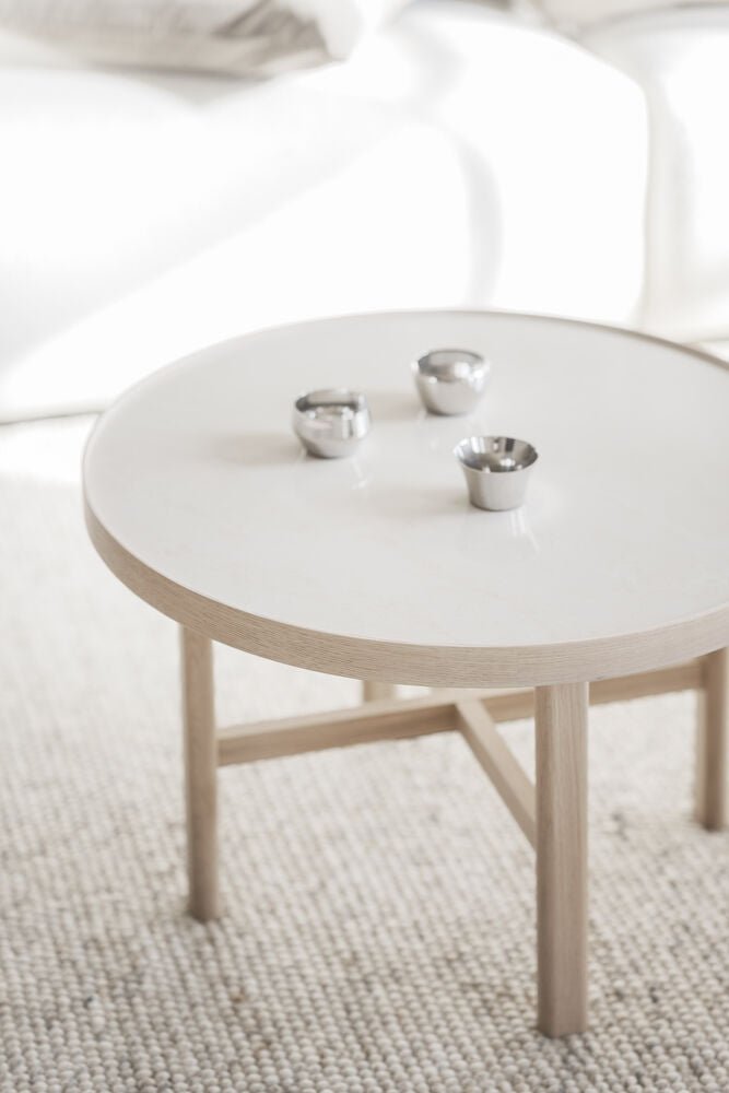 Marsden Soffbord Beige/Vitpigmenterad Ek Ø60 | Rowico Home | 7340126559130 | 121095 | Maessing Interiör