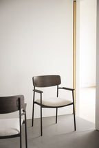 Maymont Karmstol Ljusbeige/Brun Ek/Svart | Rowico Home | 7340126571149 | 123084 | Maessing Interiör