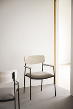 Maymont Karmstol Mörkbeige/Vitpigmenterad Ek/Svart | Rowico Home | 7340126571132 | 123083 | Maessing Interiör