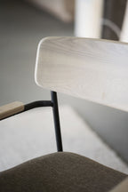 Maymont Karmstol Mörkbeige/Vitpigmenterad Ek/Svart | Rowico Home | 7340126571132 | 123083 | Maessing Interiör