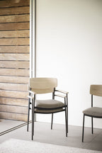 Maymont Karmstol Mörkbeige/Vitpigmenterad Ek/Svart | Rowico Home | 7340126571132 | 123083 | Maessing Interiör